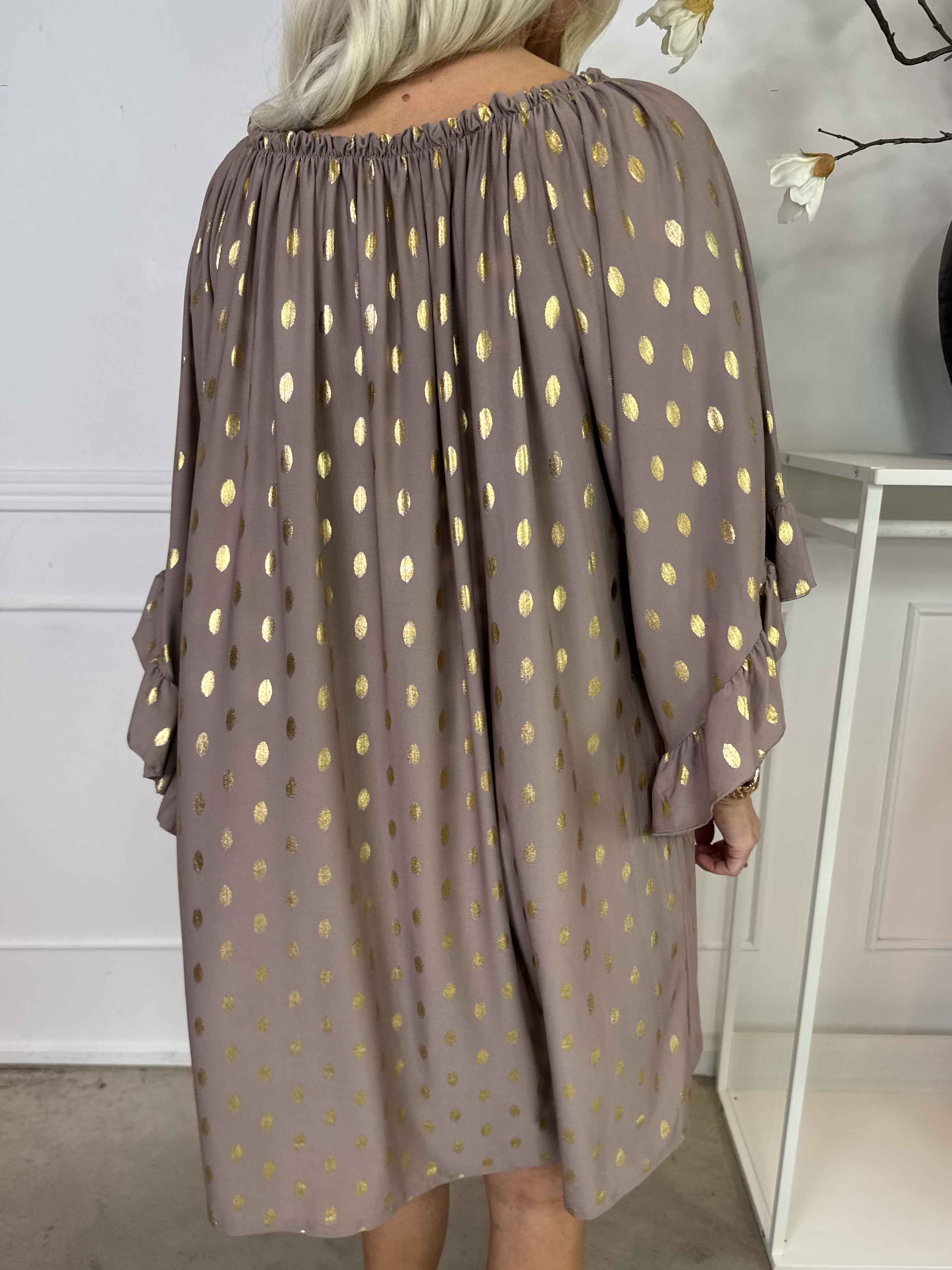 Yasma - Elastisk tunikaklänning med guldprickar och volangärmar